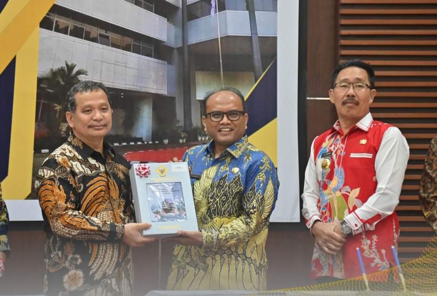 Pj Wali Kota Padangsidimpuan Letnan Dalimunthe saat menerima prestasi Opini WTP atas LKPD TA 2023 dari BPK RI Perwakilan Provinsi Sumut di Medan, Senin (27/5-24). Foto : BP/Ist