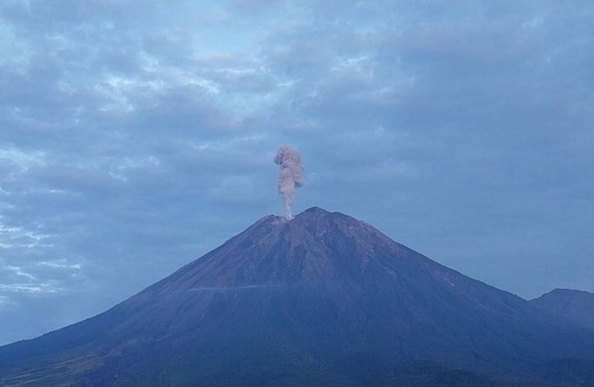 Gunung Semeru Erupsi Lima Kali, Ketinggian Letusan Capai 900 Meter