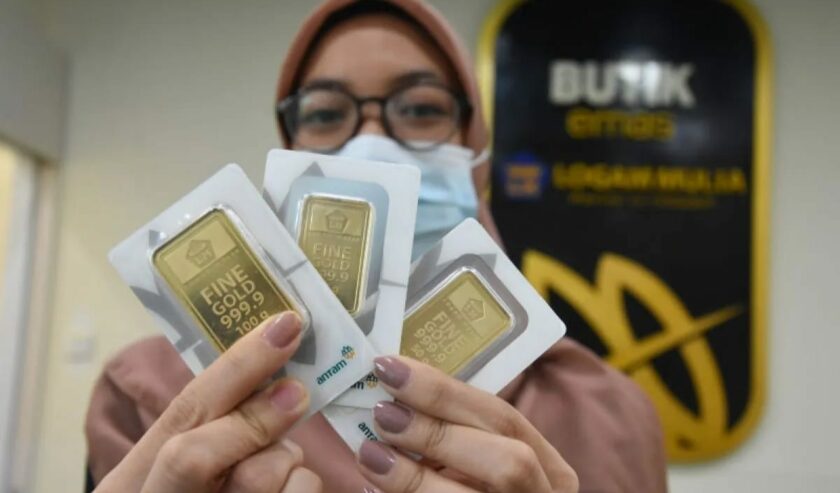 Harga Emas Batangan Antam Turun Rp8.000 per Gram