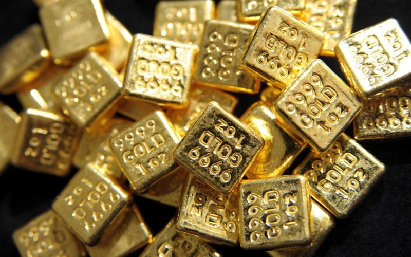 Harga Emas Turun Jelang Akhir Pekan, Logam Mulia Antam Catat Penurunan Signifikan