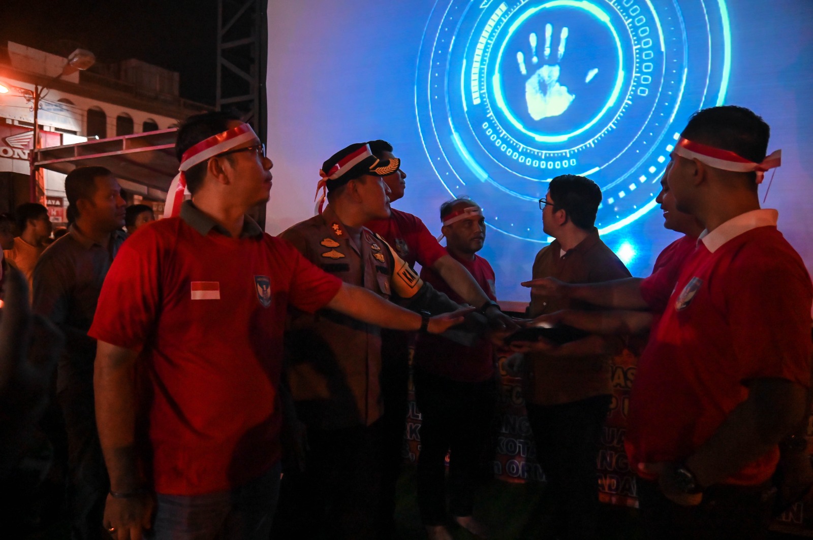 Pj Wali Kota Padangsidimpuan Letnan Dalimunthe saat Launching Wifi Gratis di Alaman Bolak Padang Nadimpu, Senin (29/4-24) malam. Foto : BP/Ist