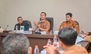 Plt Sekdako Padangsidimpuan Roni Gunawan Rambe membuka SPBE 2024 Pemko Padangsidimpuan di ruang rapat Kantor Wali Kota, Selasa (30/4-24). Foto : BP/Ist
