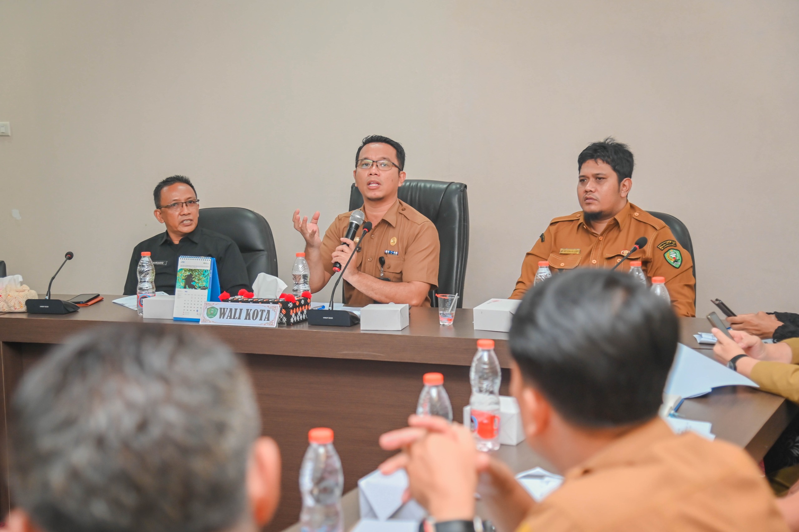 Plt Sekdako Padangsidimpuan Roni Gunawan Rambe membuka SPBE 2024 Pemko Padangsidimpuan di ruang rapat Kantor Wali Kota, Selasa (30/4-24). Foto : BP/Ist
