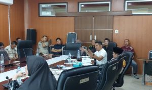 DPRD Medan dan Bapenda nyaris ricuh berdebat saat membahas pajak di Komisi III Gedung DPRD Medan. BP/erwan