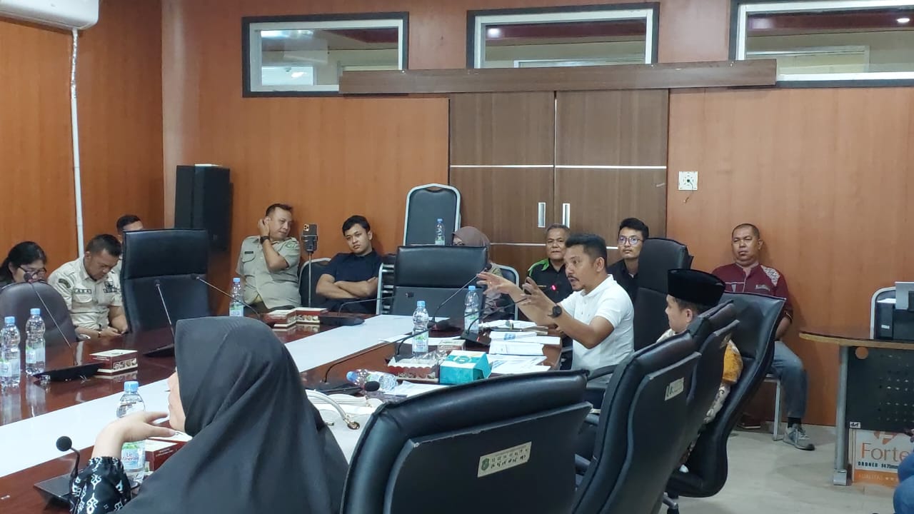 DPRD Medan dan Bapenda nyaris ricuh berdebat saat membahas pajak di Komisi III Gedung DPRD Medan. BP/erwan