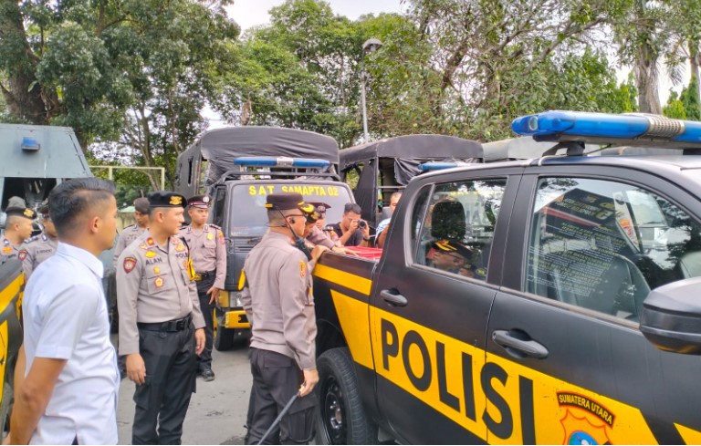 Kapolrestabes Medan cek kesiapan kendaraan pengamanan untuk hari buruh.(Istimewa)