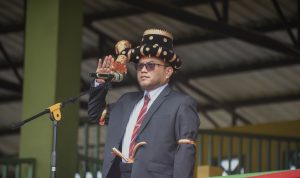 Pj Wali Kota Padangsidimpuan Letnan Dalimunthe dengan pakaian Adat Batak Angkola saat bertindak sebagai Irup pada Peringatan Hardiknas tahun 2024 di Stadion HM Nurdin, Kamis (2/5-24). Foto : BP/Ist