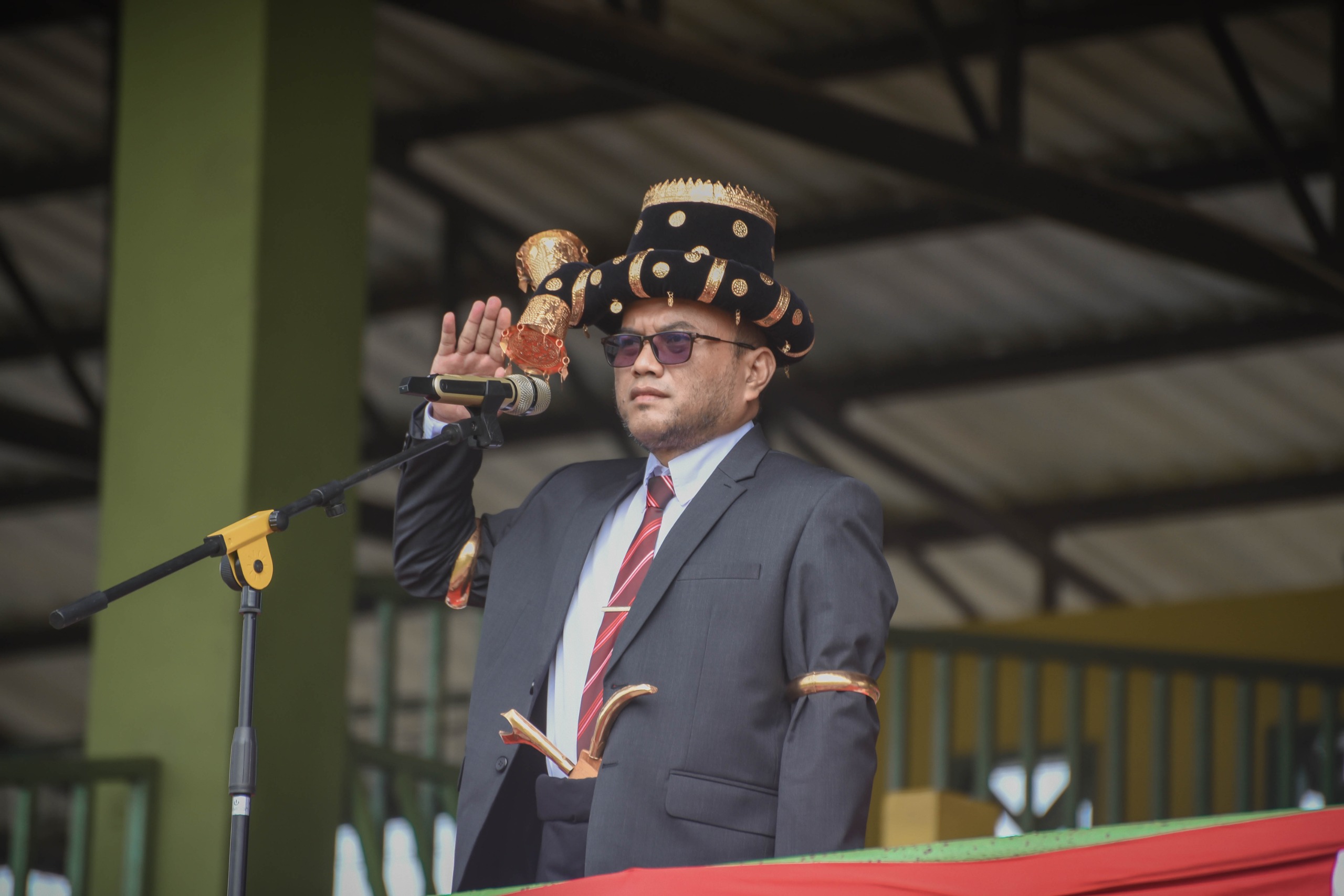Pj Wali Kota Padangsidimpuan Letnan Dalimunthe dengan pakaian Adat Batak Angkola saat bertindak sebagai Irup pada Peringatan Hardiknas tahun 2024 di Stadion HM Nurdin, Kamis (2/5-24). Foto : BP/Ist