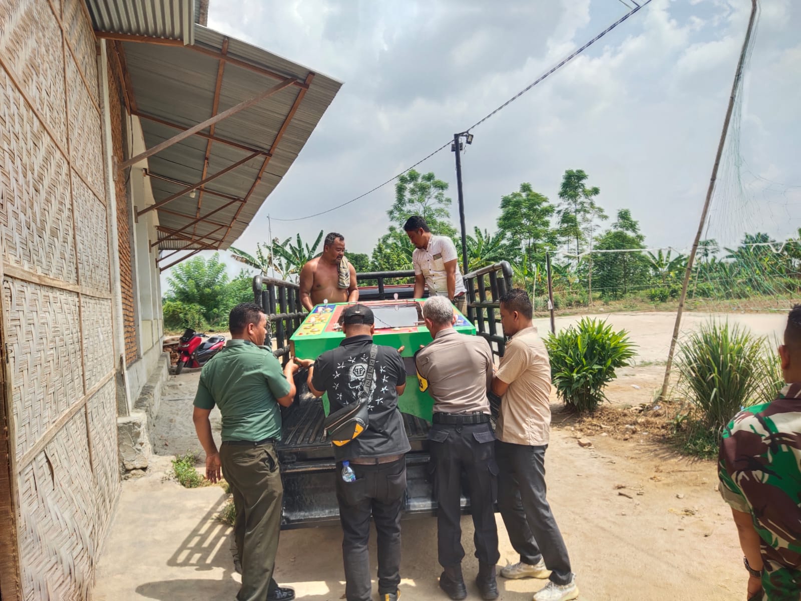 Kepolisian dari Polsek Tanjung Morawa dan TNI mengamankan mesin judi tembak ikan.(Istimewa)