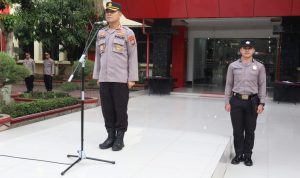 Kombes Pol Hadi Wahyudi memberikan arahan kepada beberapa anggota Polri mengenai digitalisasi.(Istimewa)