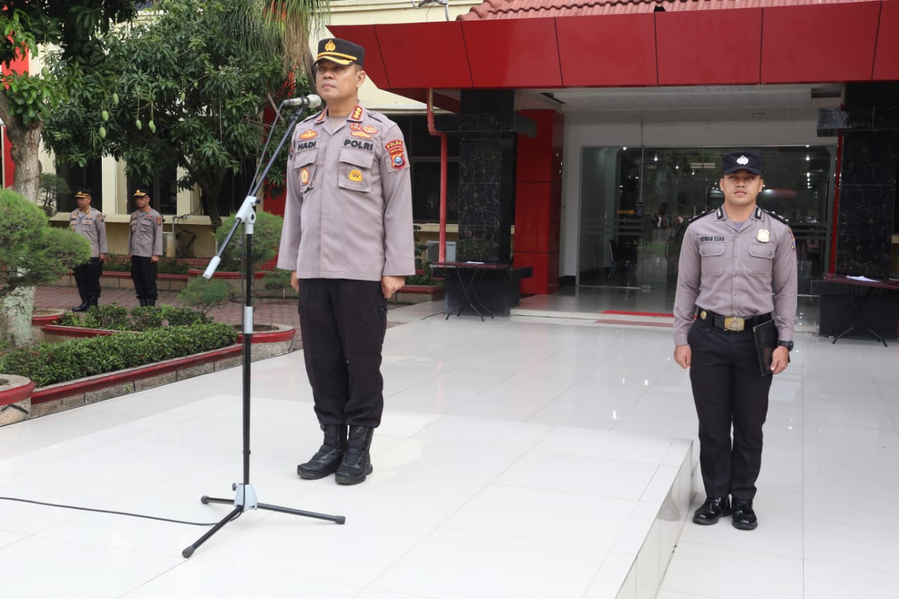 Kombes Pol Hadi Wahyudi memberikan arahan kepada beberapa anggota Polri mengenai digitalisasi.(Istimewa)