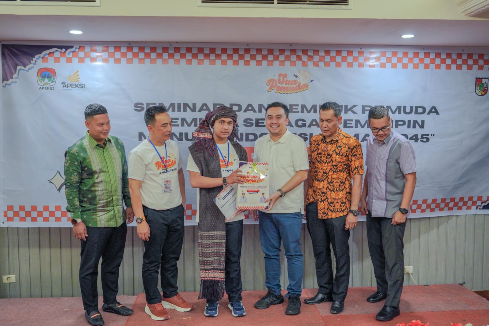 Pemuda Pelopor Medan2024 saat menerima penghargaan. BP/erwan