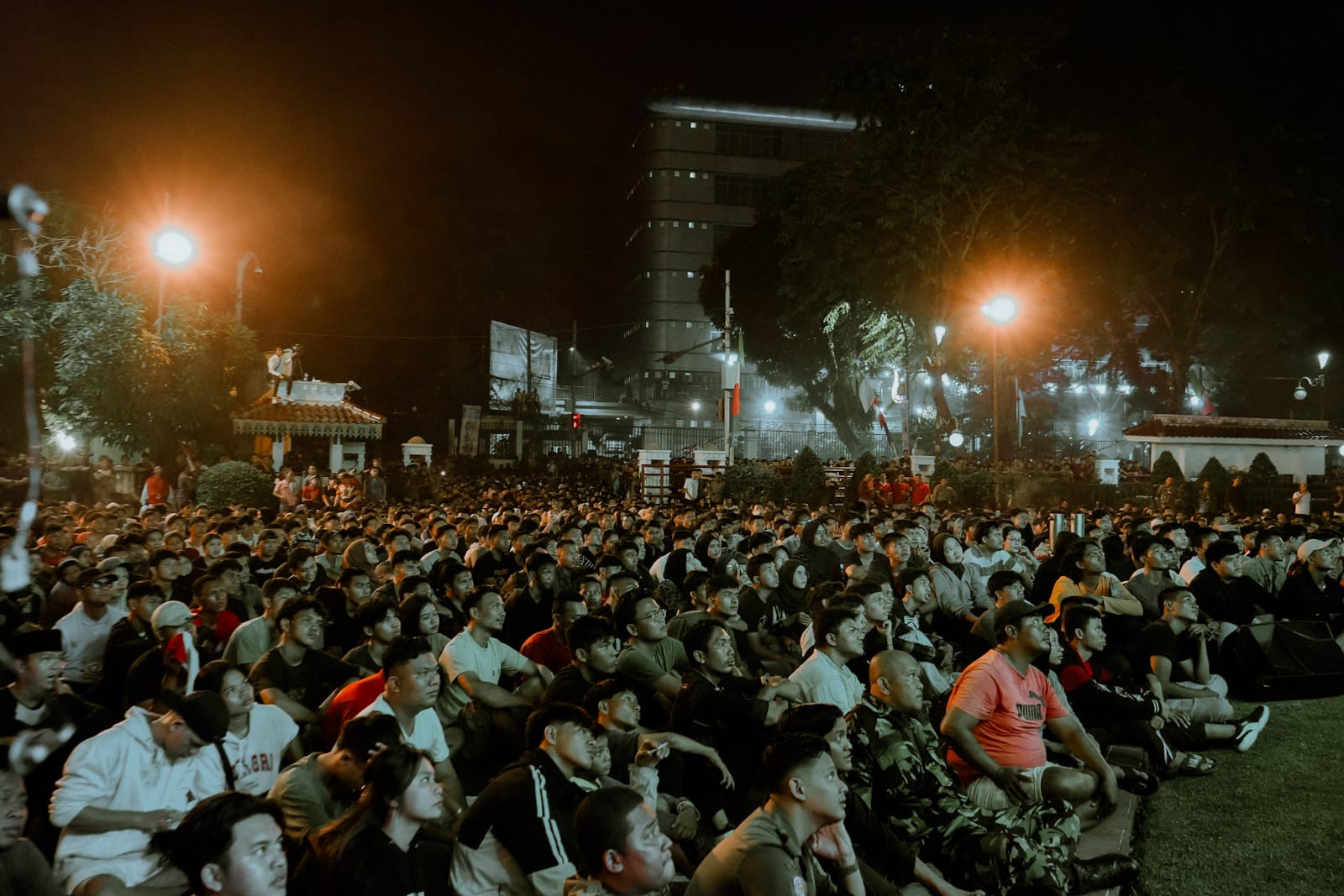 Ribuan warga padati Balai Kota nonton bareng (Nobar) pertandingan Indonesia melawan Iraq. BP/erwan