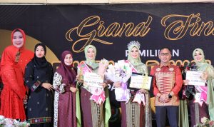 Sekda Tapsel Sofyan Adil yang mewakili Bupati foto bersama dengan para juara Putri Pariwisata Tapsel tahun 2024, Kamis (2/5-24) malam. Foto : BP/Ist