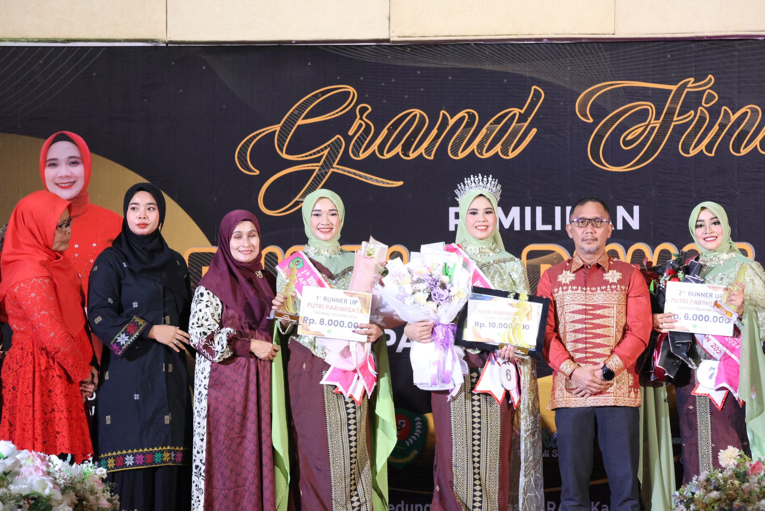 Sekda Tapsel Sofyan Adil yang mewakili Bupati foto bersama dengan para juara Putri Pariwisata Tapsel tahun 2024, Kamis (2/5-24) malam. Foto : BP/Ist