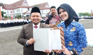 Bupati Tapsel Dolly Pasaribu foto versama dengan P3K dan ASN yang dibetikan SK disela upacara peringatan Hardiknas, Kamis (2/5-24). Foto : BP/Ist