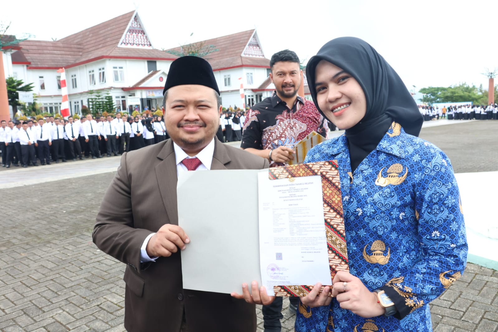 Bupati Tapsel Dolly Pasaribu foto versama dengan P3K dan ASN yang dibetikan SK disela upacara peringatan Hardiknas, Kamis (2/5-24). Foto : BP/Ist