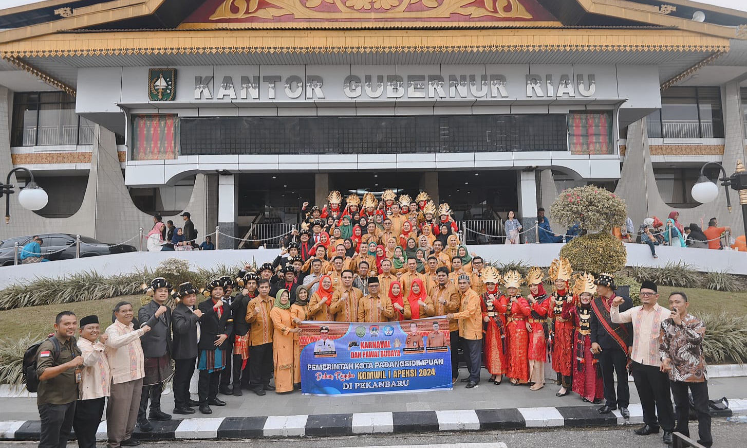 Pj Wali Kota Padangsidimpuan Letnan Dalimunthe foto bersama dengan peserta Karnaval Kota Padangsidimpuan di Raker Komwil I Apeksi di Kota Pekanbaru, Jum'at (3/5-24). Foto : BP/Ist