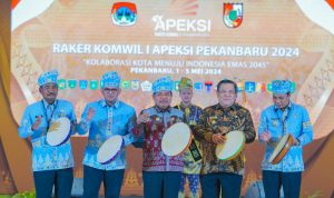 Peserta Raker Komwil I APEKSI Tahun 2024 saat foto bersama. BP/ist
