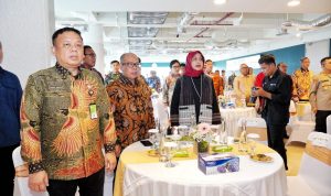 Wali Kota Medan Bobby Nasution diwakili Plh Sekda Medan, Benny Sinomba Siregar (kiri) saat menghadiri peresmian Kantor LPS I Medan di Gedung Sinarmas Land Plaza, Jumat (3/5) 2024). BP/erwan