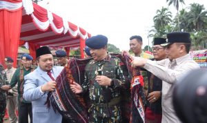 Bupati Tapsel Dolly Pasaribu saat Mangulosi Kapoldasu Irjen Pol Agung Setya Imam Effendi di Monumen Juang Benteng Huraba Tapsel, Minggu (5/5-24). Foto : BP/Ist
