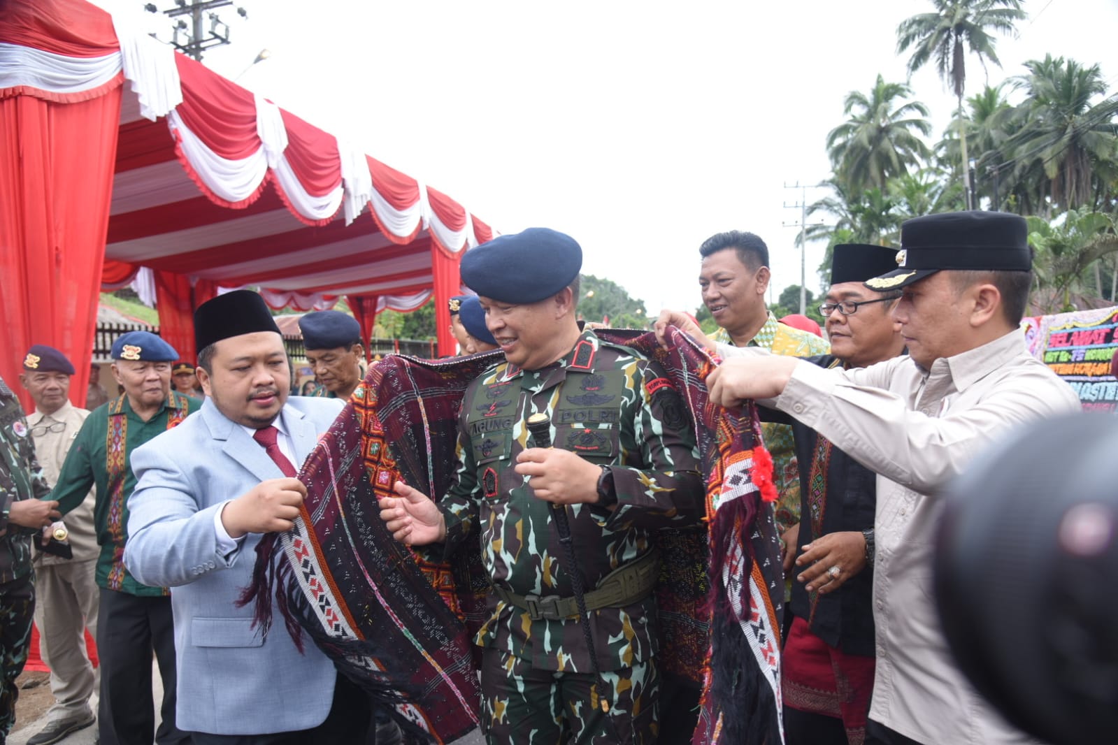 Bupati Tapsel Dolly Pasaribu saat Mangulosi Kapoldasu Irjen Pol Agung Setya Imam Effendi di Monumen Juang Benteng Huraba Tapsel, Minggu (5/5-24). Foto : BP/Ist