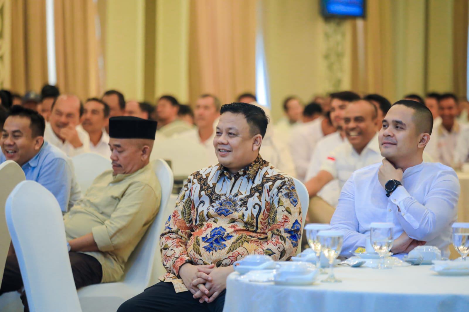 Plh Sekda Medan Benny Sinomba Siregar (tengah) saat hadiri acara Hala bi Halal Gerimdra Sumut. BP/erwan
