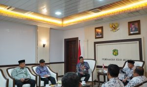 Ketua PGRI Sumut Abdul Rahman Siregar dan rombongan saat berbincang dengan Wali Kota Medan Bobby Nasution. BP/erwan