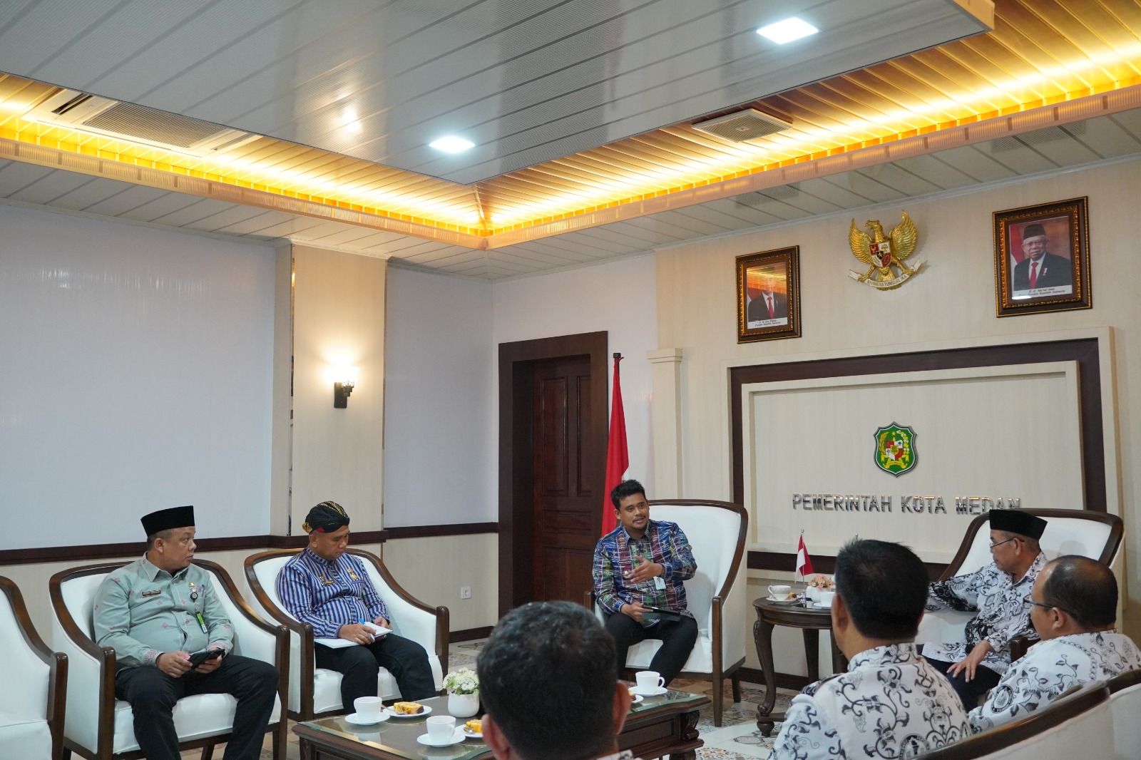 Ketua PGRI Sumut Abdul Rahman Siregar dan rombongan saat berbincang dengan Wali Kota Medan Bobby Nasution. BP/erwan
