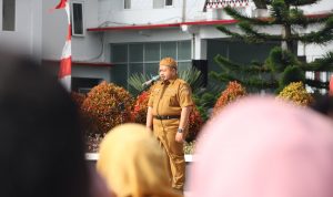 Bupati Tapsel Dolly Pasaribu saat memimpin Apel Pagi Gabungan bersama ASN lingkup Pemkab Tapsel di awal Bulan Mei 2024, Senin (6-5-24). Foto : BP/Ist