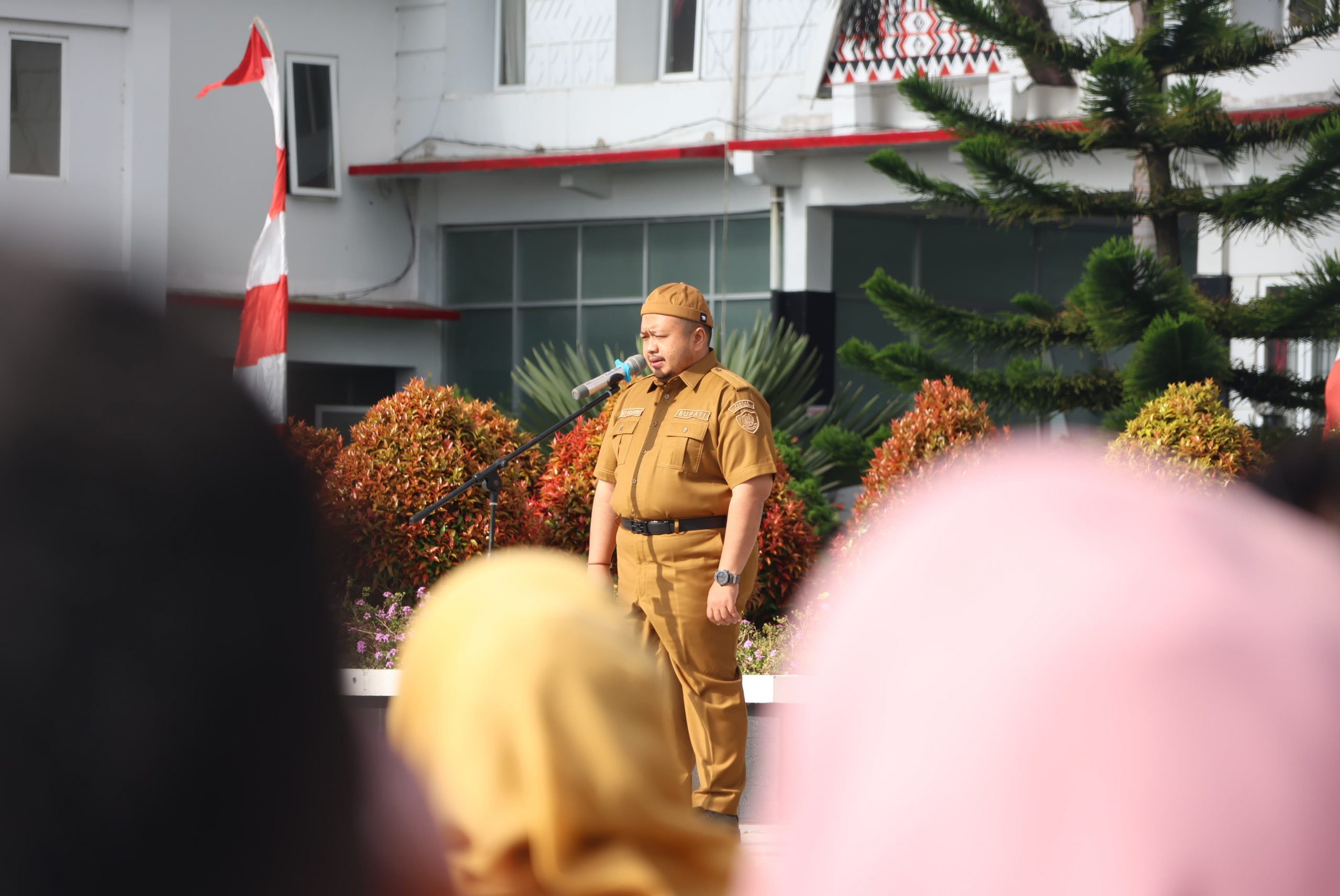 Bupati Tapsel Dolly Pasaribu saat memimpin Apel Pagi Gabungan bersama ASN lingkup Pemkab Tapsel di awal Bulan Mei 2024, Senin (6-5-24). Foto : BP/Ist