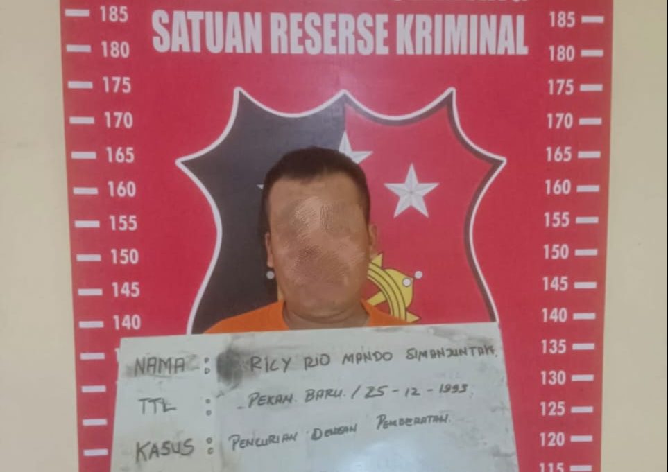 ketiga pelaku ketika diamankan petugas kepolisian.(Istimewa)