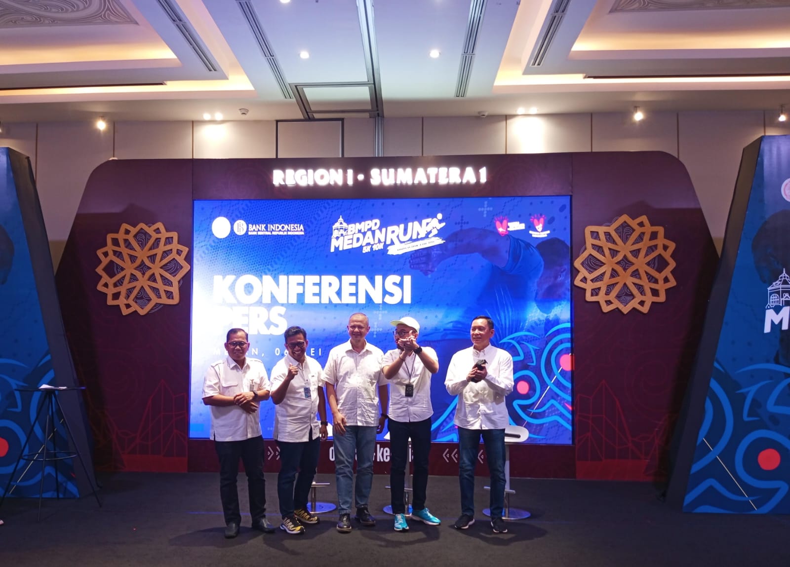 Panitia kegiatan bersama dengan perwakilan Perbankan yang tergabung di BMPD Sumut usai kegiatan konferensi pers di Gedung Menara Bank Mandiri Medan.(Istimewa).
