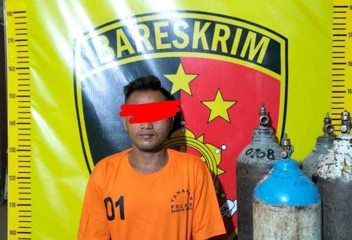 pelaku dan barang bukti ketika diamankan petugas kepolisian.(Istimewa)