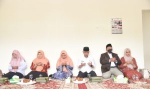 Bupati Tapsel Dolly Pasaribu saat do'a bersama usai memberikan Indahan Upa-upa kepada Calhaj Setdakab Tapsel. Foto : BP/Ist