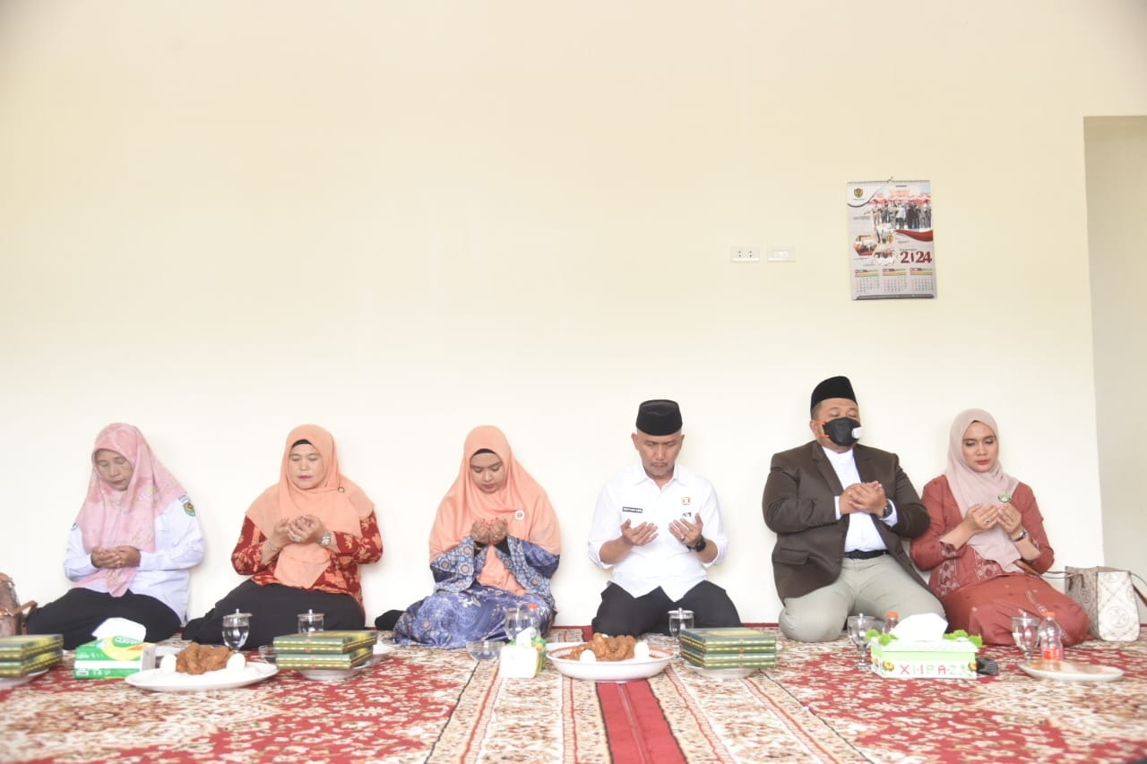 Bupati Tapsel Dolly Pasaribu saat do'a bersama usai memberikan Indahan Upa-upa kepada Calhaj Setdakab Tapsel. Foto : BP/Ist
