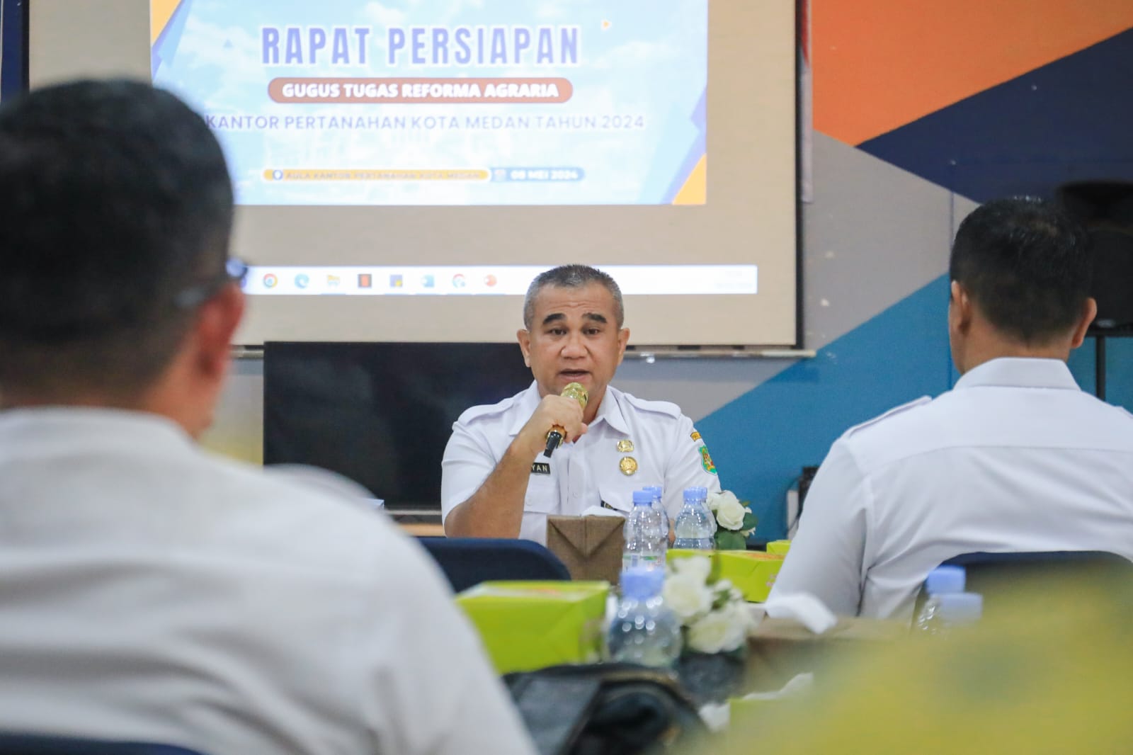 Asisten Pemerintahan dan sosial Muhammad Sofyan saat memberikan arahan. BP/erwan
