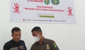 Kuasa hukum PUD Pasar Medan Asril Arianto Siregar (kiri) membuat laporan ke Dewan Pers A Online. BP/ist