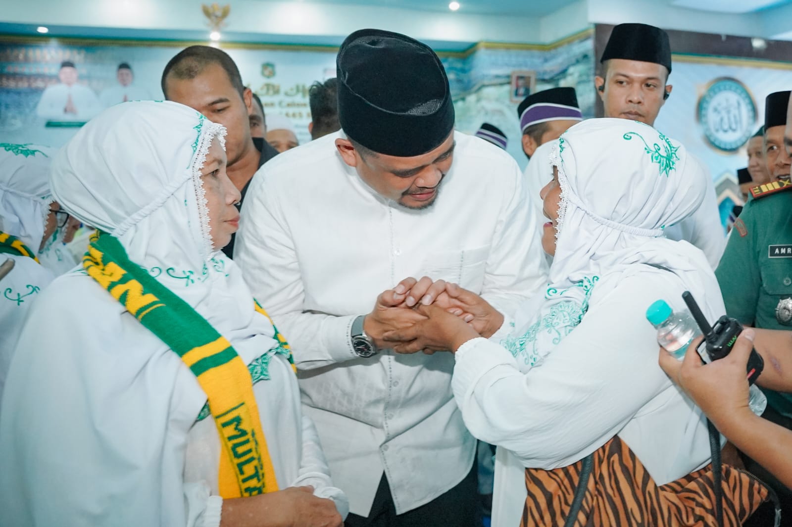 Wali Kota Medan Bobby Nasution saat melepas keberangkatan calon haji Medan. BP/erwan