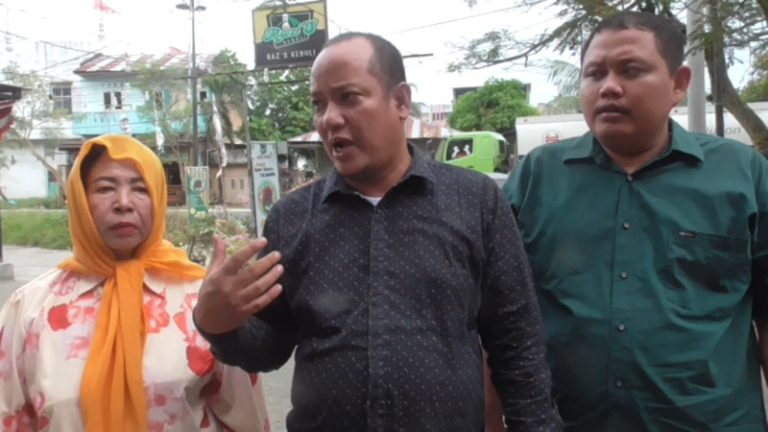 Kuasa hukum (tengah) bersama dengan kliennya.(Istimewa).