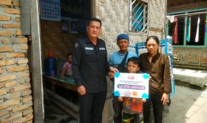 Aiptu Widodo personel Bidang Humas Polda Sumut mendapatkan hadiah kuis Telkomsel Roli dan memberikan hadiah itu kepada masyarakat miskin.(Istimewa).