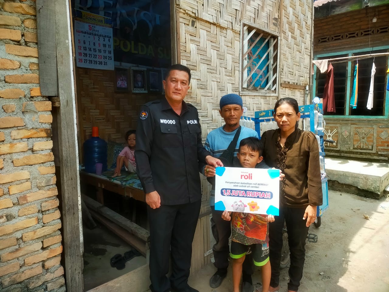 Aiptu Widodo personel Bidang Humas Polda Sumut mendapatkan hadiah kuis Telkomsel Roli dan memberikan hadiah itu kepada masyarakat miskin.(Istimewa).