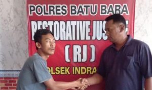 Pelaku dan korban pencurian bersalaman dan berdamai.(Istimewa)