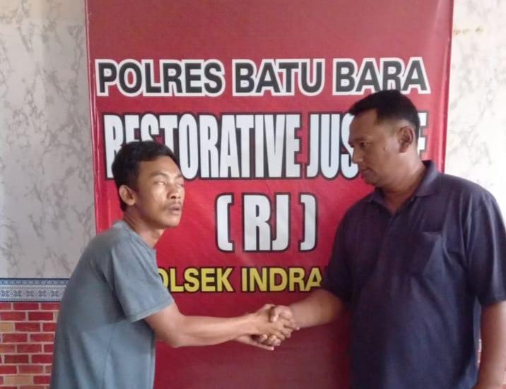 Pelaku dan korban pencurian bersalaman dan berdamai.(Istimewa)