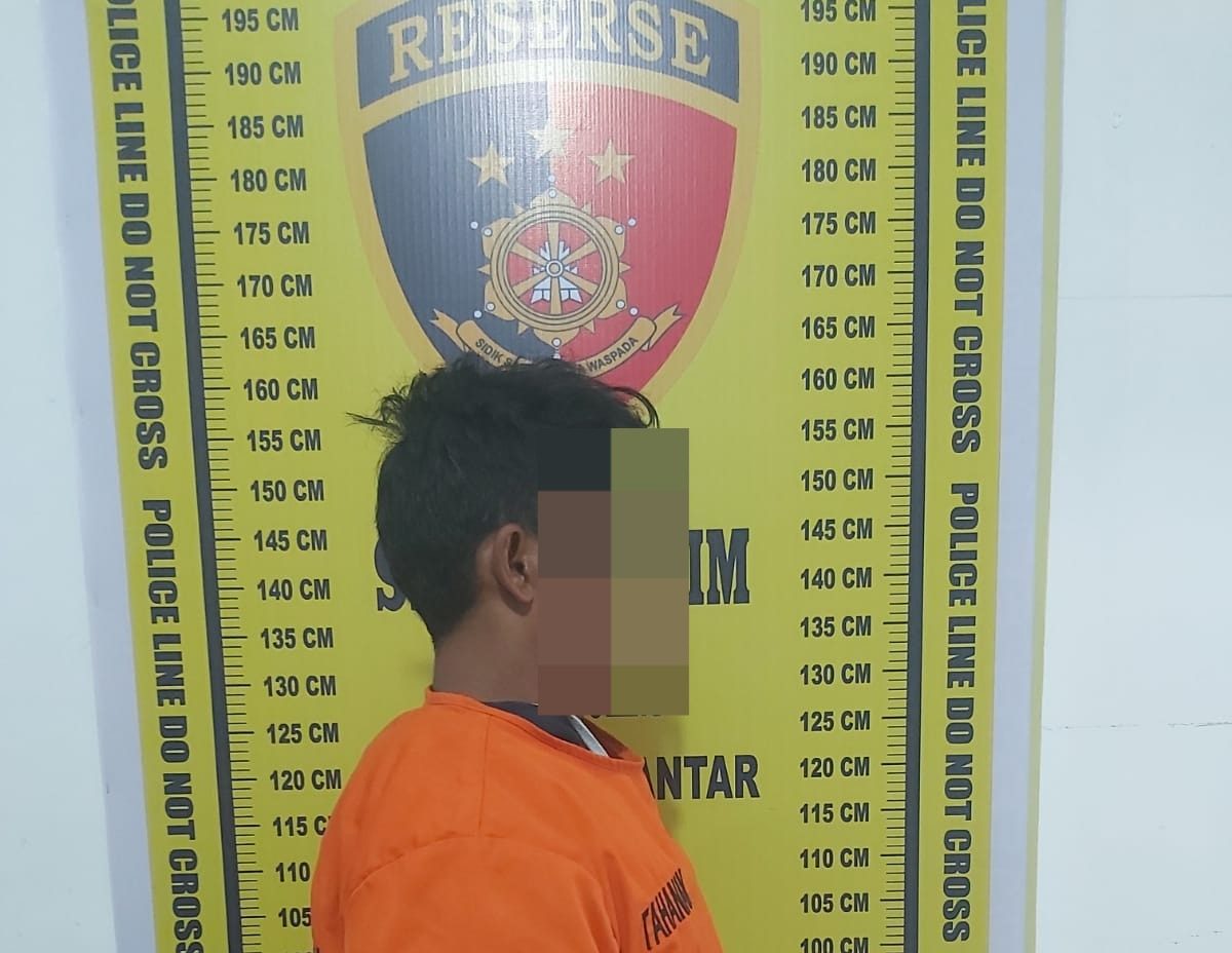 Pelaku yang diamankan petugas kepolisian.(Istimewa).