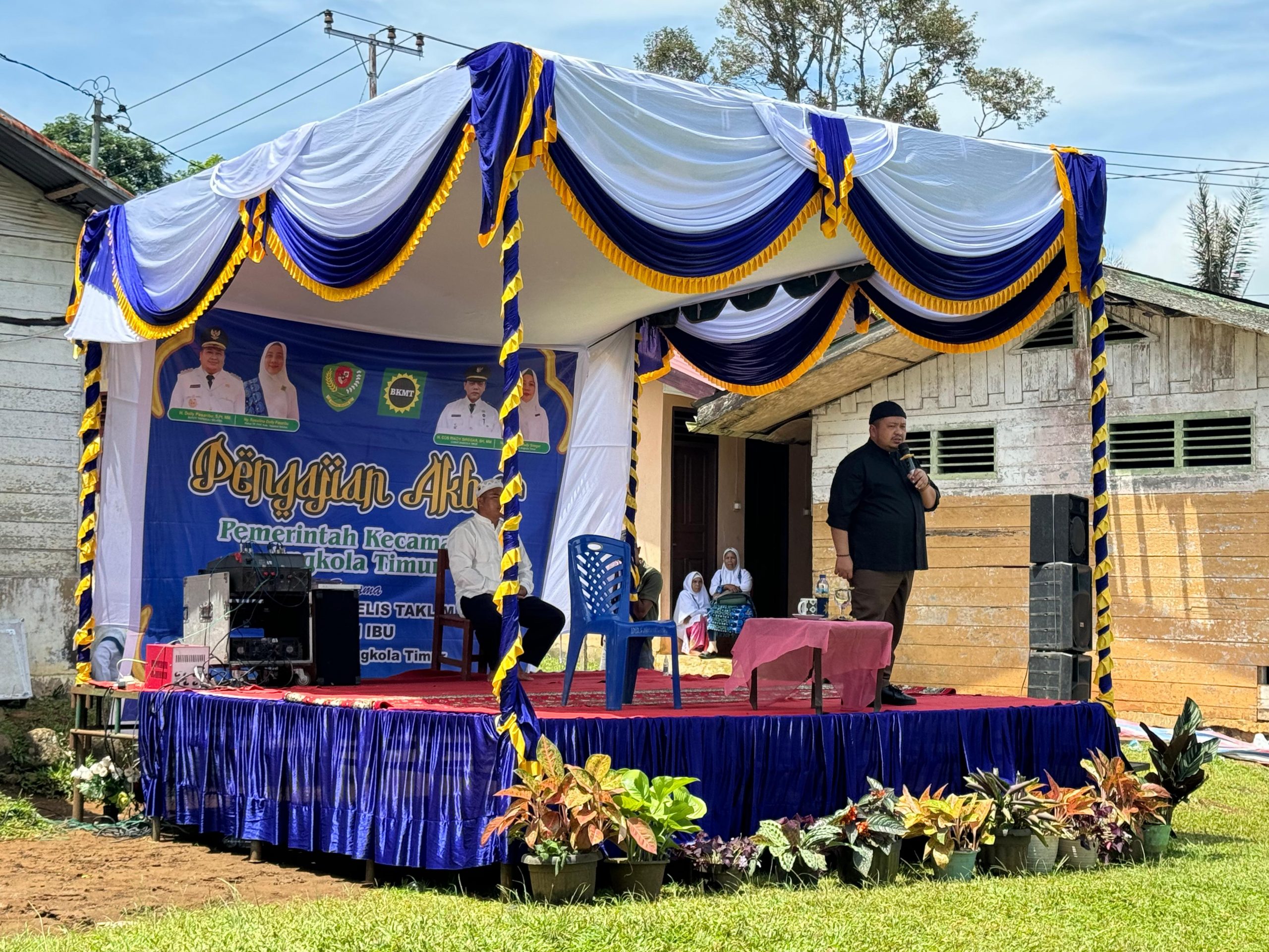 Bupati Tapsel Dolly Pasaribu saat menghadiri pengajian BKMT di Kecamatan Angkola Timur, Minggu (12/5-24). Foto : BP/Ist