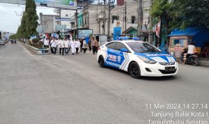 Petugas kepolisian mengawal kegiatan pawai.(Istimewa).