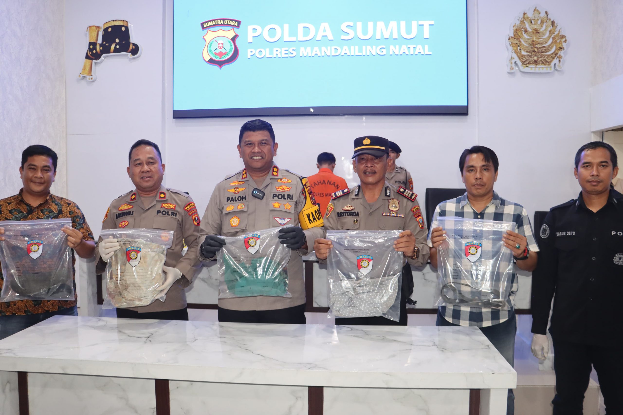 Kepolisian ketika memaparkan pengungkapan kasus pembunuhan.(Istimewa).