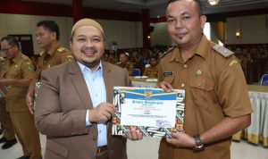 Bupati Tapsel Dolly Pasaribu saat menyerahkan Piagam Penghargaan kepada Desa yang meraih juara dalam Lomba Desa tingkat Tapsel. Foto : BP/Ist
