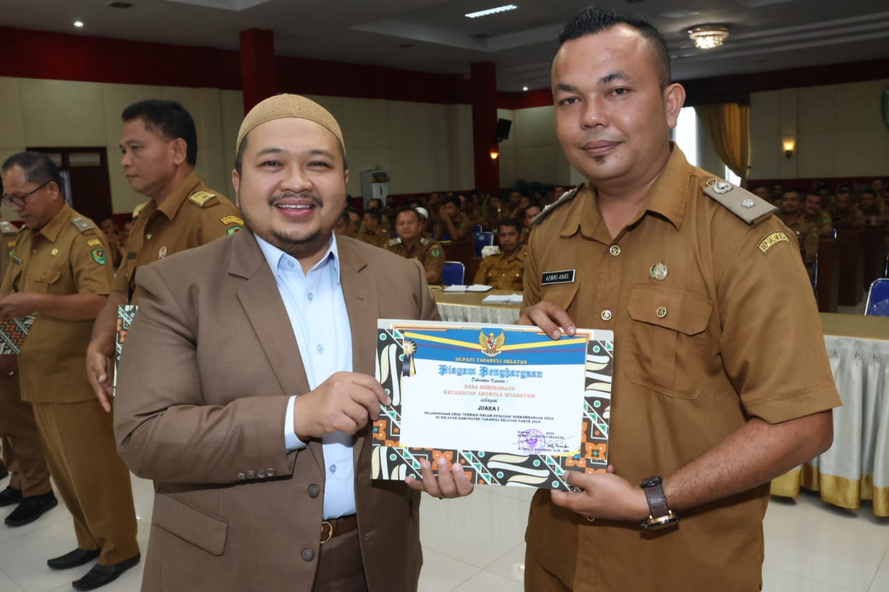 Bupati Tapsel Dolly Pasaribu saat menyerahkan Piagam Penghargaan kepada Desa yang meraih juara dalam Lomba Desa tingkat Tapsel. Foto : BP/Ist